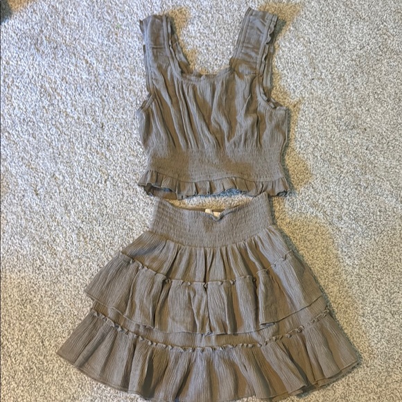 Charming Rachel Parcell Set in Tan - Picture 1 of 3
